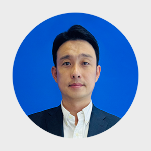 Knick customer service, showing a friendly person on blue background.