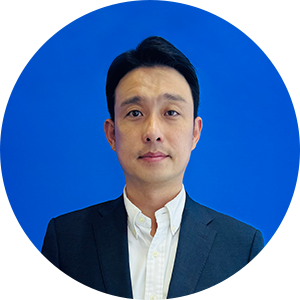 Knick customer service, showing a friendly person on blue background.